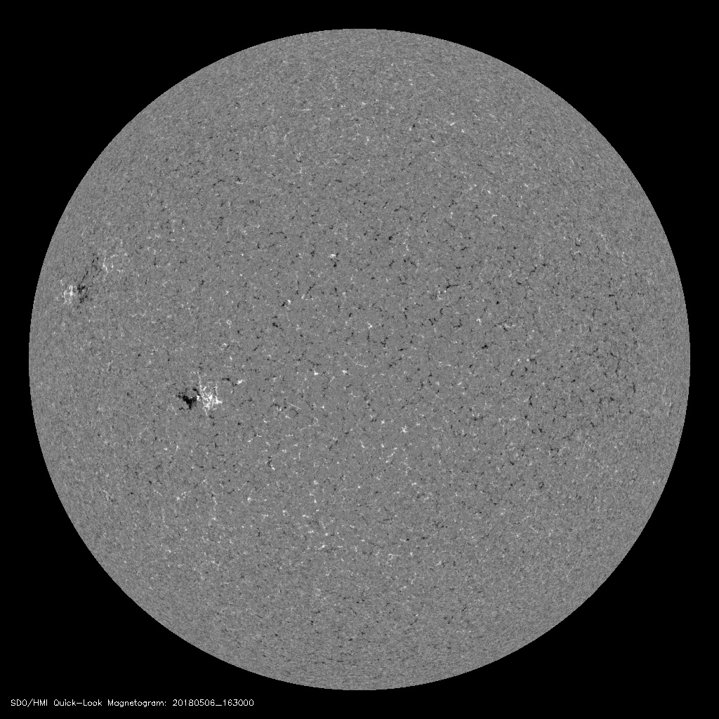 Magnetogramma del disco solare registrato dalla sonda SOHO (Solar and Heliospheric Observatory) il 6 Maggio 2018: si notano le due perturbazioni responsabili della tempesta geomagnetica catturata dal nostro magnetometro.
