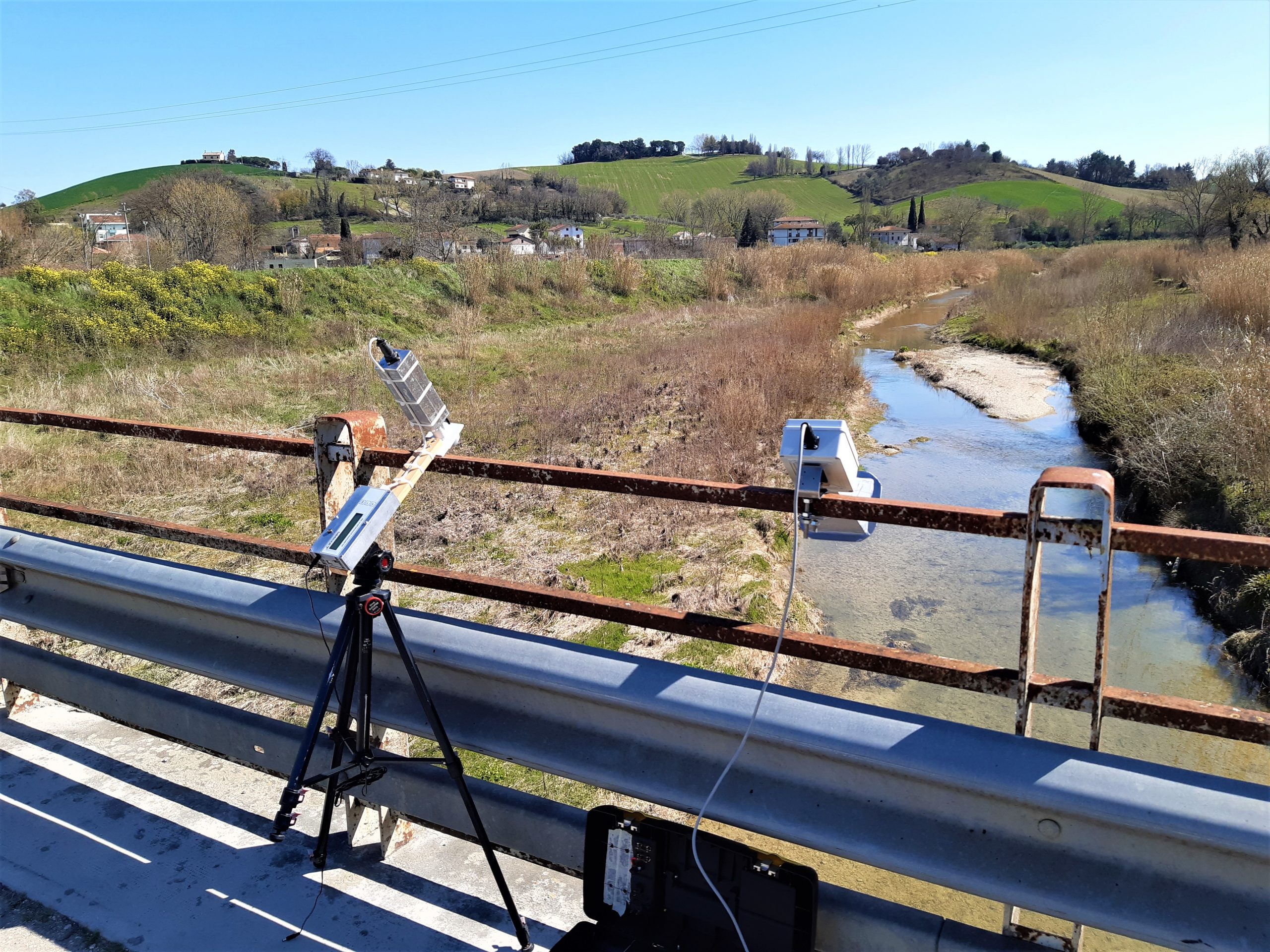 Radiometri a microonde, appositamente progettati e costruiti per la campagna di monitoraggio del ProgettoRIO, che sorvegliano il bacino fluviale del Misa dal ponte sulla strada comunale Brugnetto-Bettolelle (Senigallia - AN).